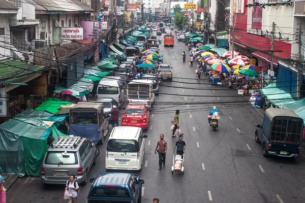 Syn på en livligt trafikerad gata i chinatown — Stockfoto