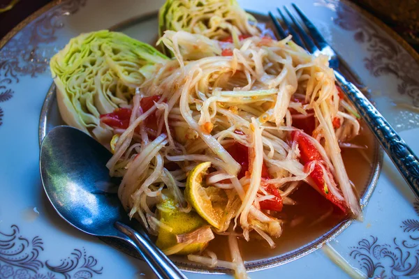 Пряный салат папайя — стоковое фото