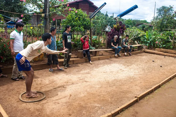 Místní obyvatelé hrají pétanque v Laosu — Stock fotografie