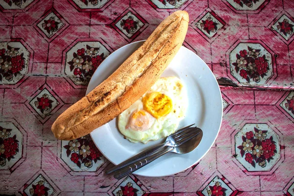 Baguete com um ovo — Fotografia de Stock