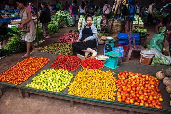 Groenten te koop op een markt — Stockfoto