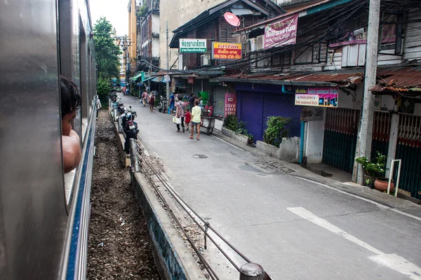 Uitzicht vanaf een trein in bangkok — Zdjęcie stockowe