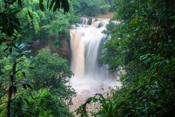 Waterval in khao yai nationaal park — Stockfoto