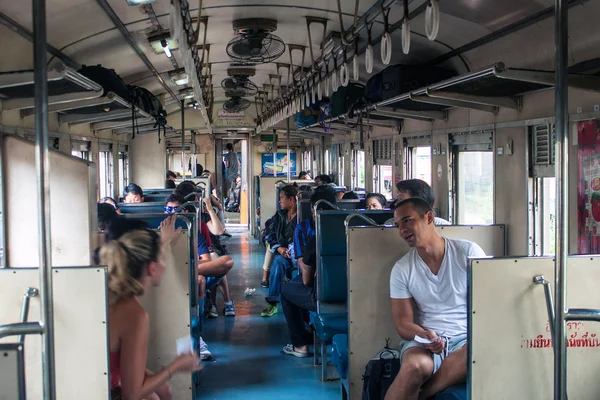 Insidan av ett lokalt tåg i bangkok — Stockfoto