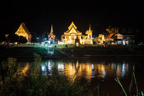 Vista noturna de um templo em Ayutthaya — Fotografia de Stock