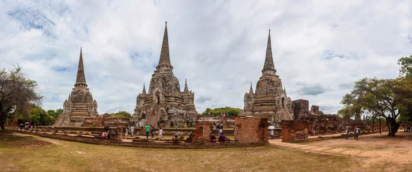 Toeristen bezoeken beroemde wat phra sri sanphet tempel — Stockfoto