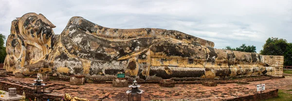 Reclinando Buda no templo de Wat Lokayasutharam — Fotografia de Stock