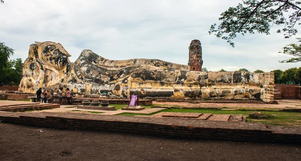 Ležící buddha v chrámu wat lokayasutharam — Stock fotografie