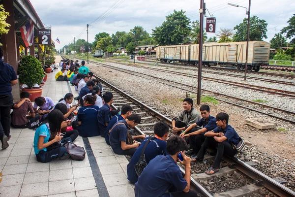 Gente esperando un tren — Foto de Stock