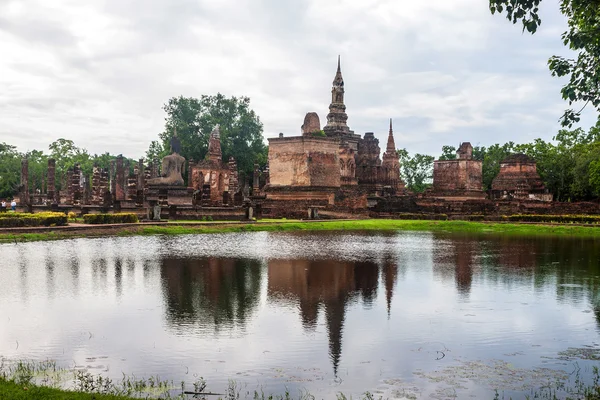 Wat mahathat tempel ruin i sukhothai — Stockfoto