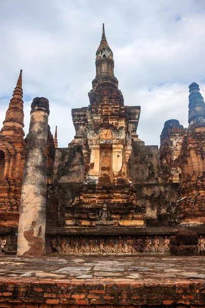 Wat Mahathat ruina del templo en Sukhothai — Foto de Stock