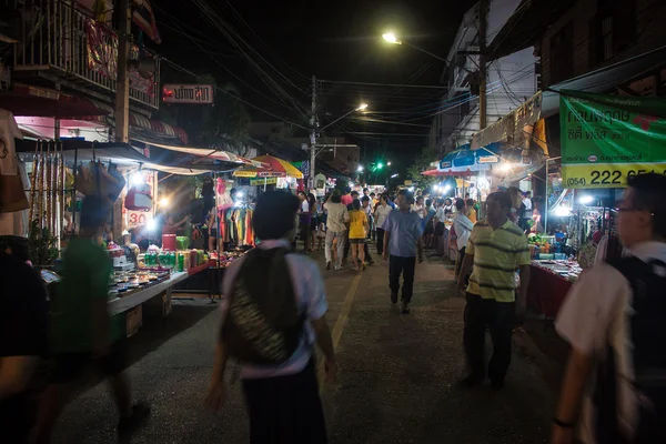 La gente passeggia in un mercato — Foto Stock