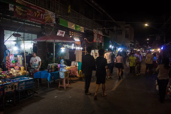 Menschen bummeln auf einem Markt — Stockfoto