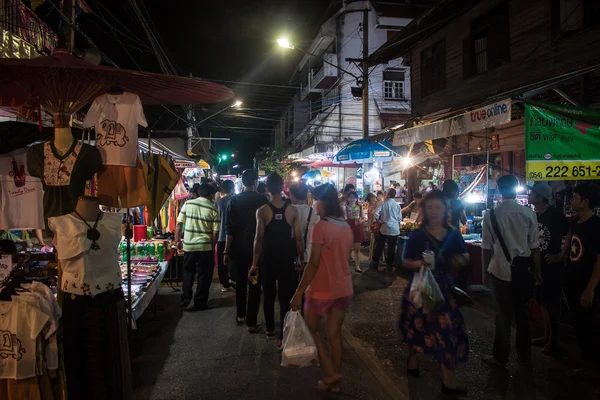 People stroll at a market — Stock Photo, Image