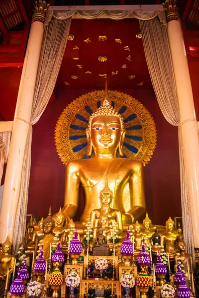 Boeddha beeld in wat phra singh tempel — Stockfoto