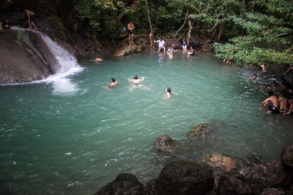 Люди купаются в Эраванском водопаде — стоковое фото