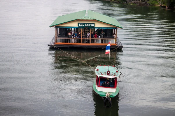 Turister på en båt på floden kwai — Stockfoto