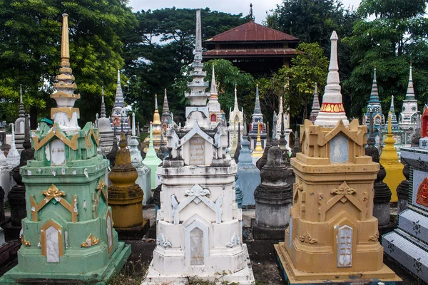 Kyrkogården i kanchanaburi — Stockfoto