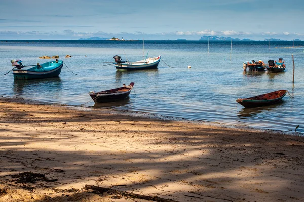 Barcos en la playa de Chao Phao — Foto de Stock