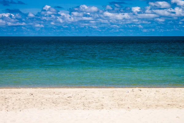 Plaża, morze i chmury — Zdjęcie stockowe