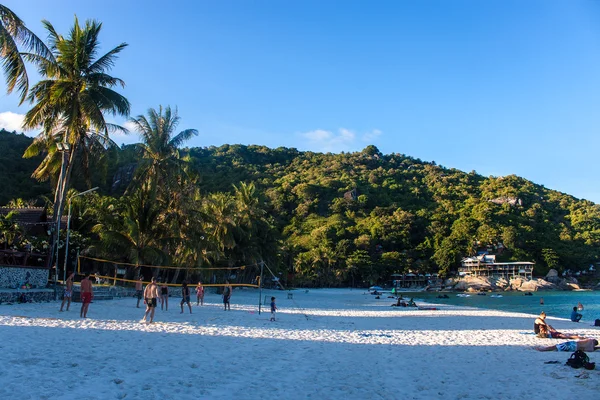 Les gens jouent au volley-ball sur la plage Haad Rin — Photo