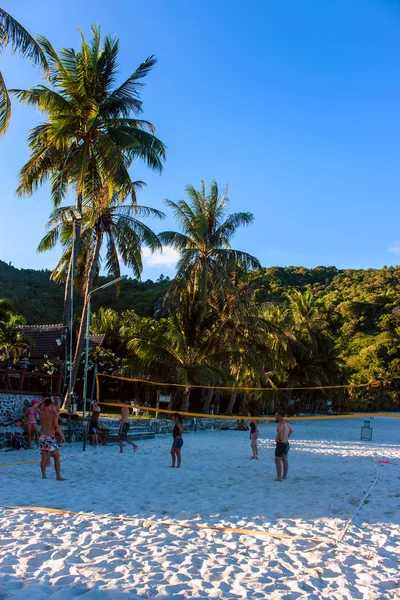 Människor spela volleyboll på stranden haad rin — Stockfoto