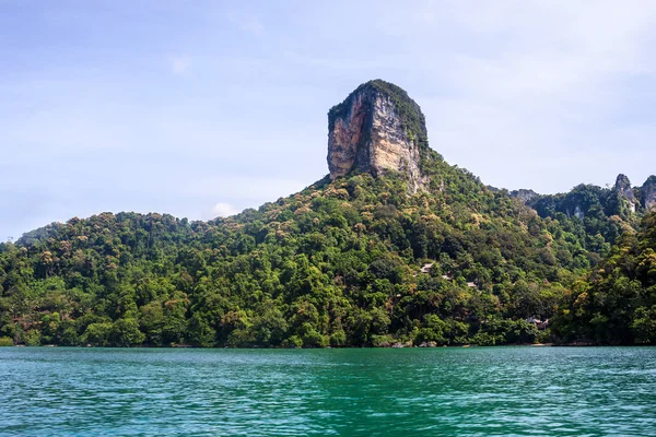 Vápencová krajina na railay — Stock fotografie