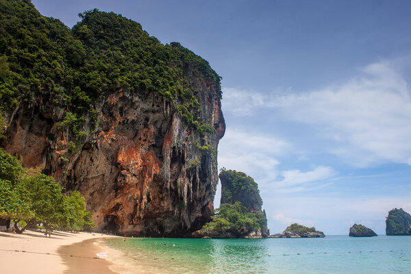 Пляж и известняковые ландшафты у Рейлэй
