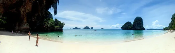 Turisti su un cappello Phra Nang Beach vicino Krabi — Foto Stock