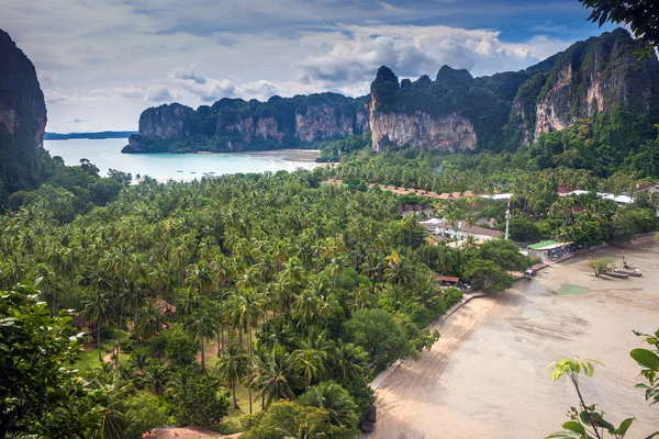 Krásné pláže a vápence krajina v railay — Stock fotografie