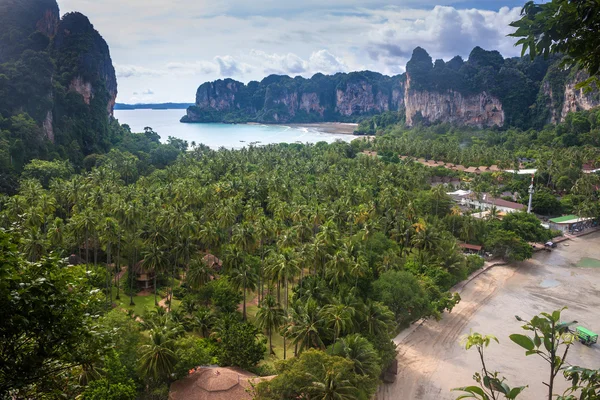 Krásné pláže a vápence krajina v railay — Stock fotografie