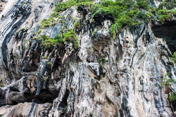 Escalada en roca en la playa Railay —  Fotos de Stock