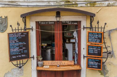 PİRAN, SLOVENIA - 15 Mayıs 2019: Slovenya 'nın Piran kentinde Cantina Klet deniz ürünleri sipariş penceresi