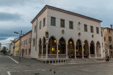 KOPER, SLOVENIA - 15 Mayıs 2019: Slovenya 'nın Koper kentindeki Titov Trg Meydanı' ndaki Loggia Sarayı