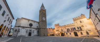 Slovenya 'nın Koper kentindeki Titov Trg Meydanı Panoraması