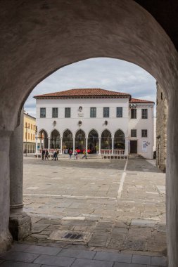 KOPER, SLOVENIA - 15 Mayıs 2019: Slovenya 'nın Koper kentindeki Titov Trg Meydanı' ndaki Loggia Sarayı