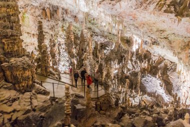 POSTOJNA, SLOVENIA - 17 Mayıs 2019: Postojna mağarası kaya oluşumları, Slovenya