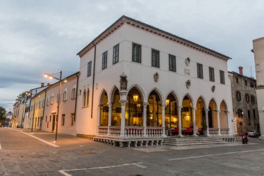 Slovenya 'nın Koper kentindeki Titov Trg Meydanı' ndaki Loggia Sarayı