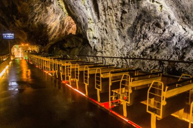 POSTOJNA, SLOVENIA - 17 Mayıs 2019: Postojna mağarasındaki yeraltı turizm tren istasyonu, Slovenya