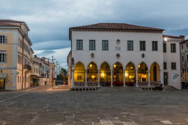 KOPER, SLOVENIA - 15 Mayıs 2019: Slovenya 'nın Koper kentindeki Titov Trg Meydanı' ndaki Loggia Sarayı