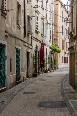 PİRAN, SLOVENIA - 15 Mayıs 2019: Slovenya 'nın Piran kentinde dar bir sokak