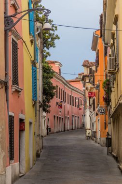 KOPER, SLOVENIA - 15 Mayıs 2019: Koper, Slovenya 'da Dar Sokak
