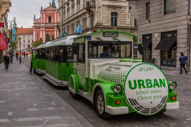 LJUBLJANA, SLOVENIA - 14 Mayıs 2019: Ljubljana, Slovenya 'nın merkezinde turizm treni