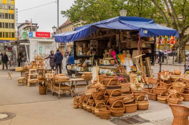 LJUBLJANA, SLOVENIA - 14 Mayıs 2019: Ljubljana, Slovenya 'daki merkez pazarında sepet ve ahşap ürünler tezgahı