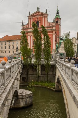 LJUBLJANA, SLOVENIA - 14 Mayıs 2019: Ljubljana, Slovenya 'daki Üçlü Köprü ve Fransisken Annunciation Kilisesi