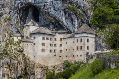 Slovenya 'daki Predjama Kalesi Manzarası