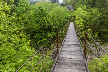 Slovenya 'nın Bovec köyü yakınlarındaki Soca Nehri üzerindeki köprü