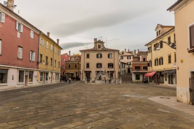 KOPER, SLOVENIA - 15 Mayıs 2019: Slovenya 'nın Koper kentindeki Presernov Trg Meydanı' ndaki evler ve çeşmeler