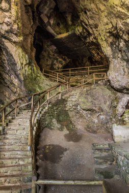 Slovenya 'daki Predjama şatosundaki mağara merdivenleri