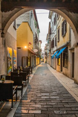 KOPER, SLOVENIA - 15 Mayıs 2019: Koper, Slovenya 'da Cevljarska Caddesi
